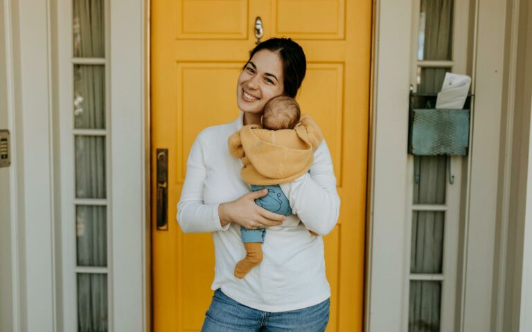 Pierwsze tygodnie z noworodkiem. Z czym często mierzą się świeżo upieczeni rodzice niemowlaków?