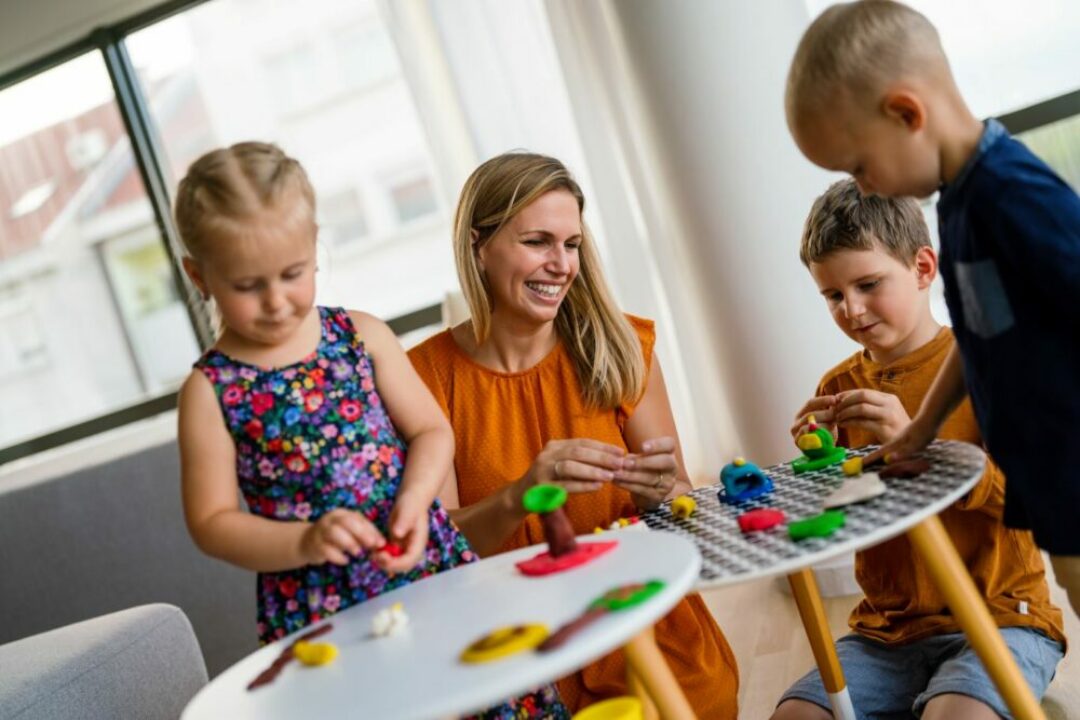 Myślisz o pracy w żłobku? Odkryj 4 umiejętności, które rozwiniesz jako opiekun!