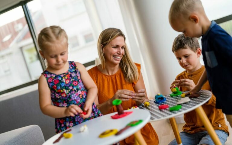 Myślisz o pracy w żłobku? Odkryj 4 umiejętności, które rozwiniesz jako opiekun!