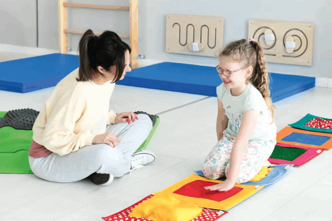 Jak urządzić strefę sensoryczną dla dziecka ze ścieżką, tablicą i klockami?