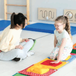 Jak urządzić strefę sensoryczną dla dziecka ze ścieżką, tablicą i klockami?