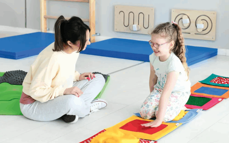 Jak urządzić strefę sensoryczną dla dziecka ze ścieżką, tablicą i klockami?